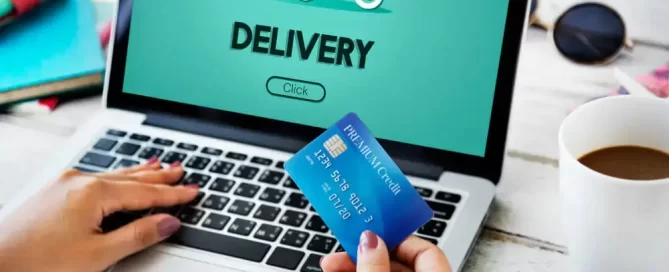 Mulher fazendo encomenda no computador com cartão de crédito e tela de delivery no notebook