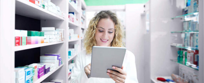 Imagem de uma mulher farmacêutica dentro da farmácia
