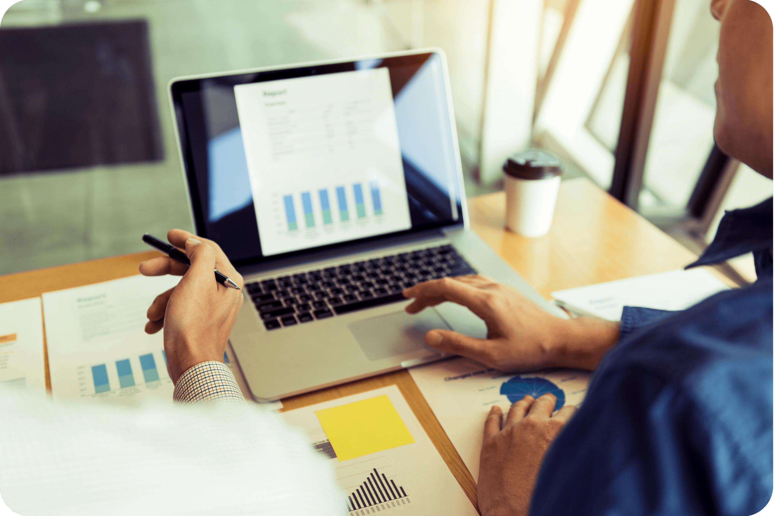 seccao-media-de-colegas-que-trabalham-no-escritorio